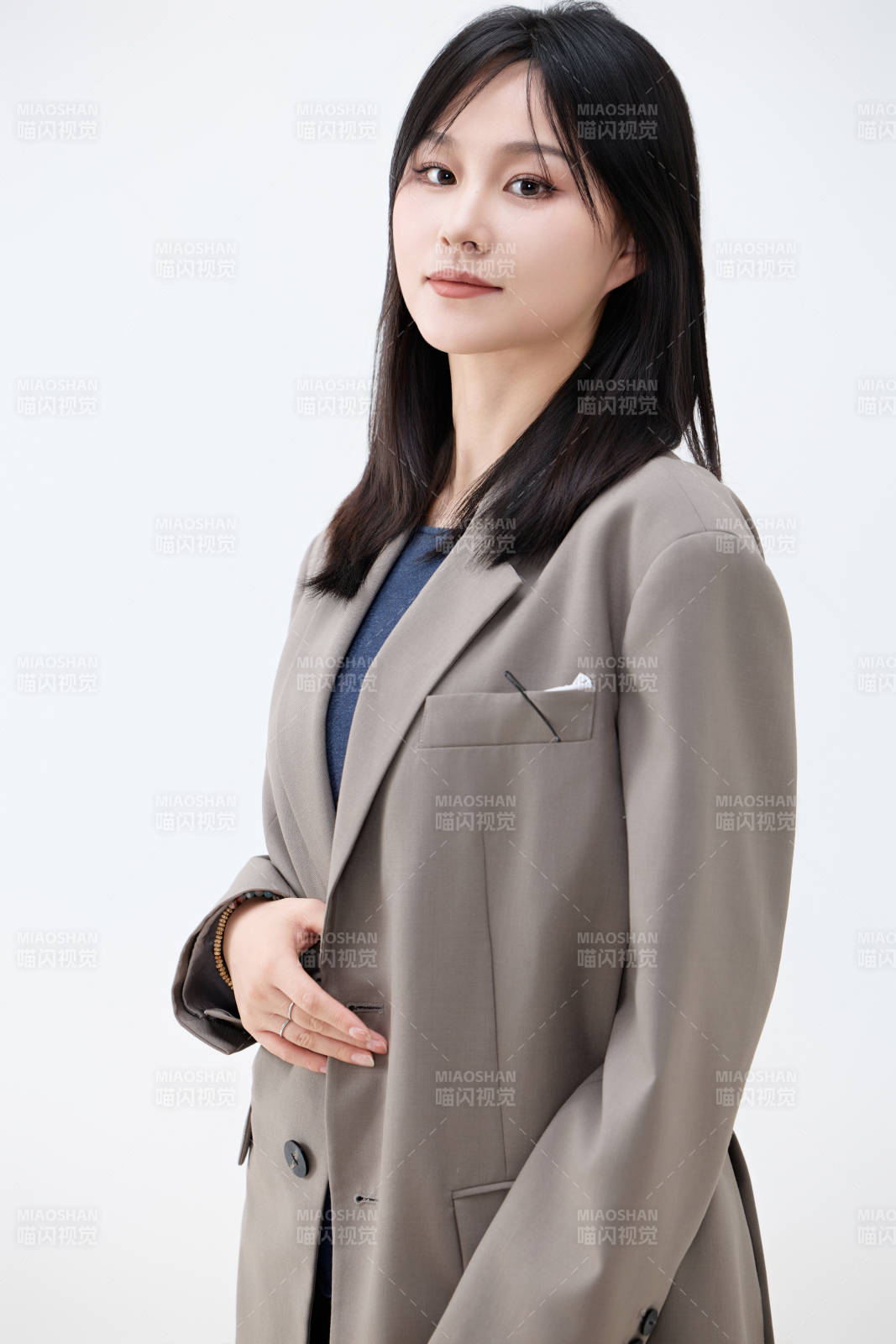 白色背景下穿着西装的职业女性形象