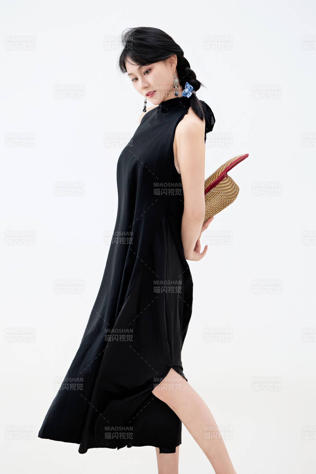 影棚拍摄穿着黑色连体裙的夏日出行美女