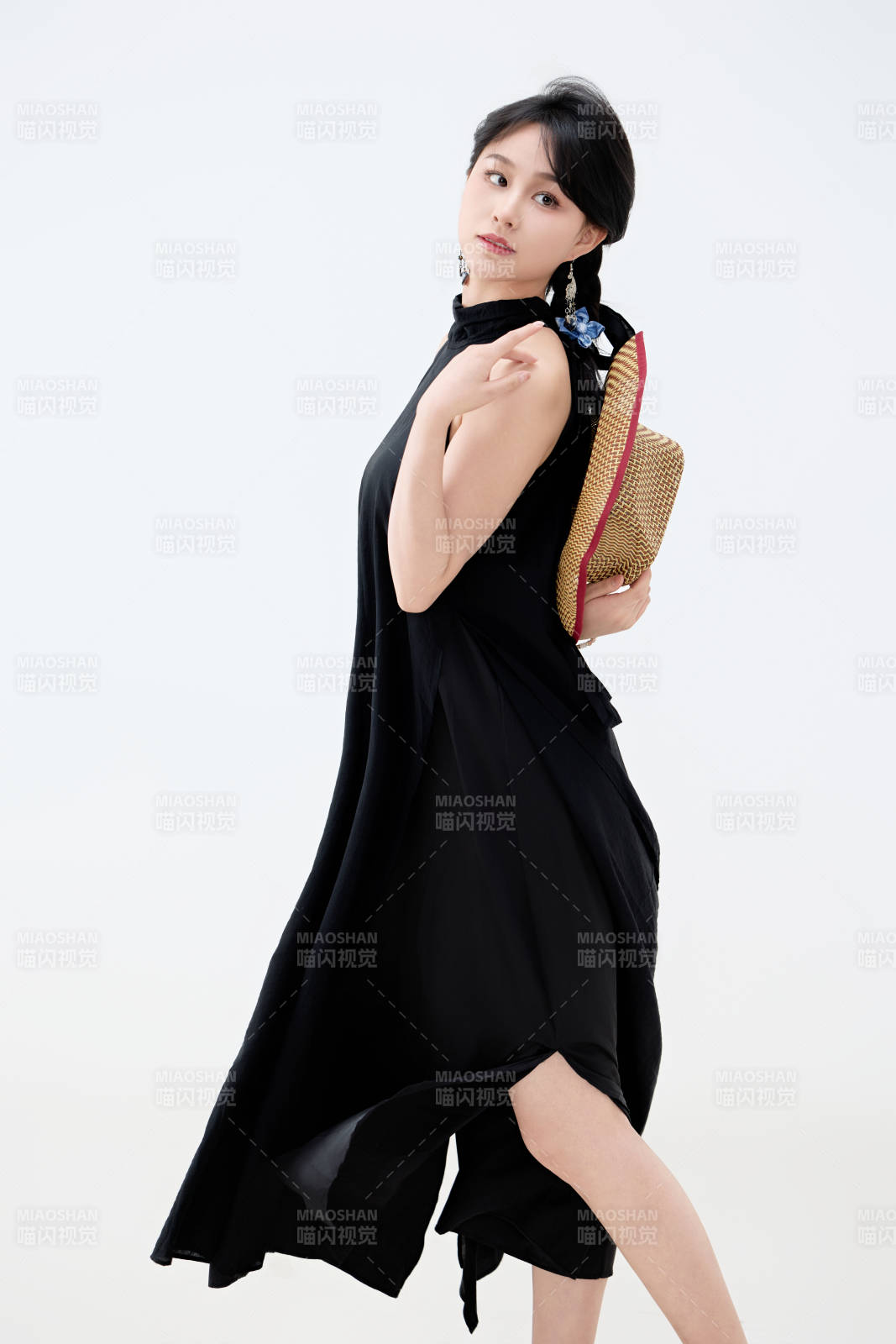影棚拍摄穿着黑色连体裙的夏日出行美女