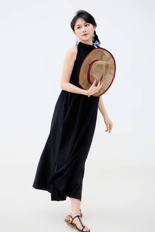 影棚拍摄穿着黑色连体裙的夏日出行美女