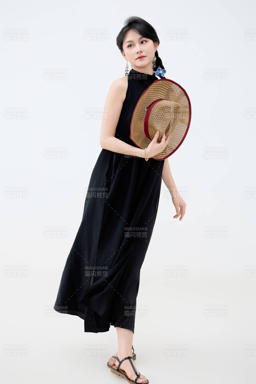 影棚拍摄穿着黑色连体裙的夏日出行美女