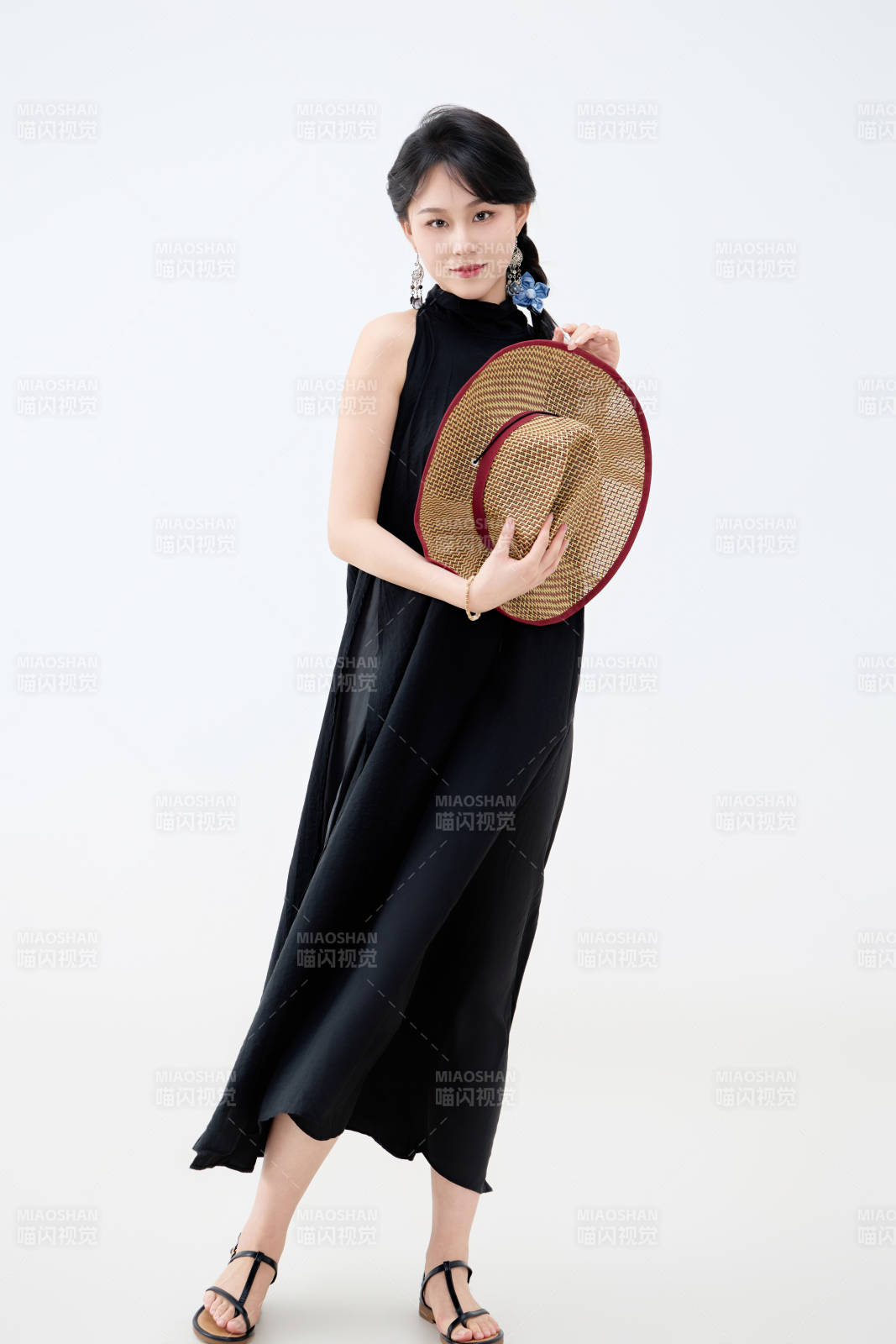 影棚拍摄穿着黑色连体裙的夏日出行美女