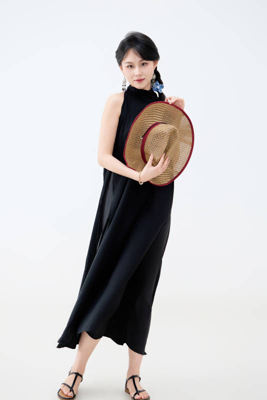 影棚拍摄穿着黑色连体裙的夏日出行美女