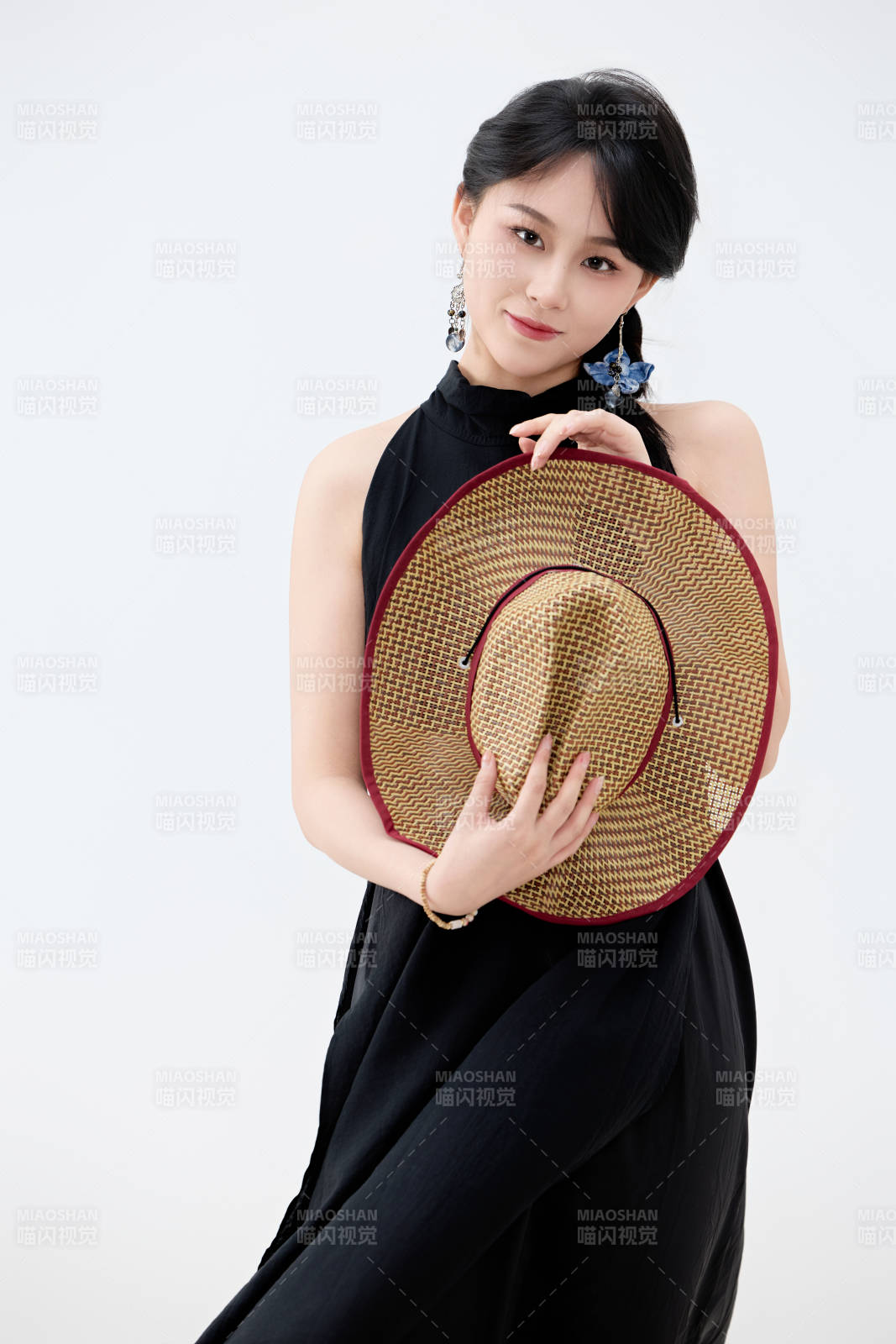 影棚拍摄穿着黑色连体裙的夏日出行美女