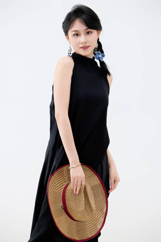 影棚拍摄穿着黑色连体裙的夏日出行美女