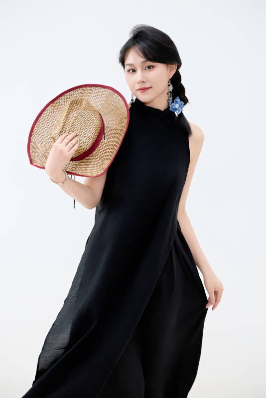 影棚拍摄穿着黑色连体裙的夏日出行美女