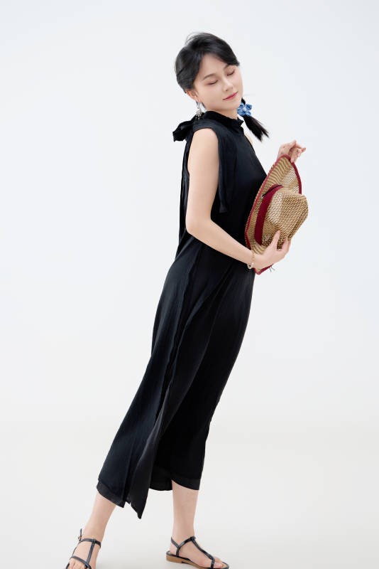 影棚拍摄穿着黑色连体裙的夏日出行美女