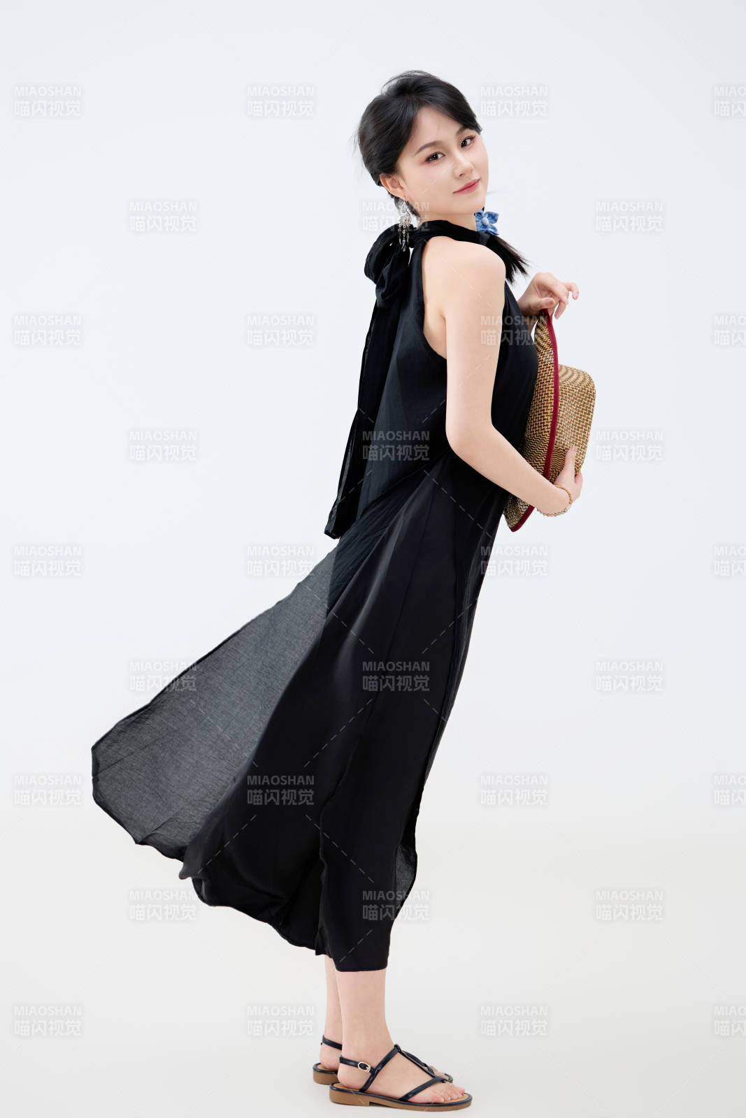 影棚拍摄穿着黑色连体裙的夏日出行美女