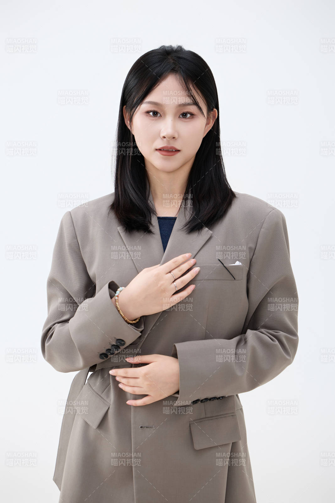 白色背景下穿著西裝的職業女性形象