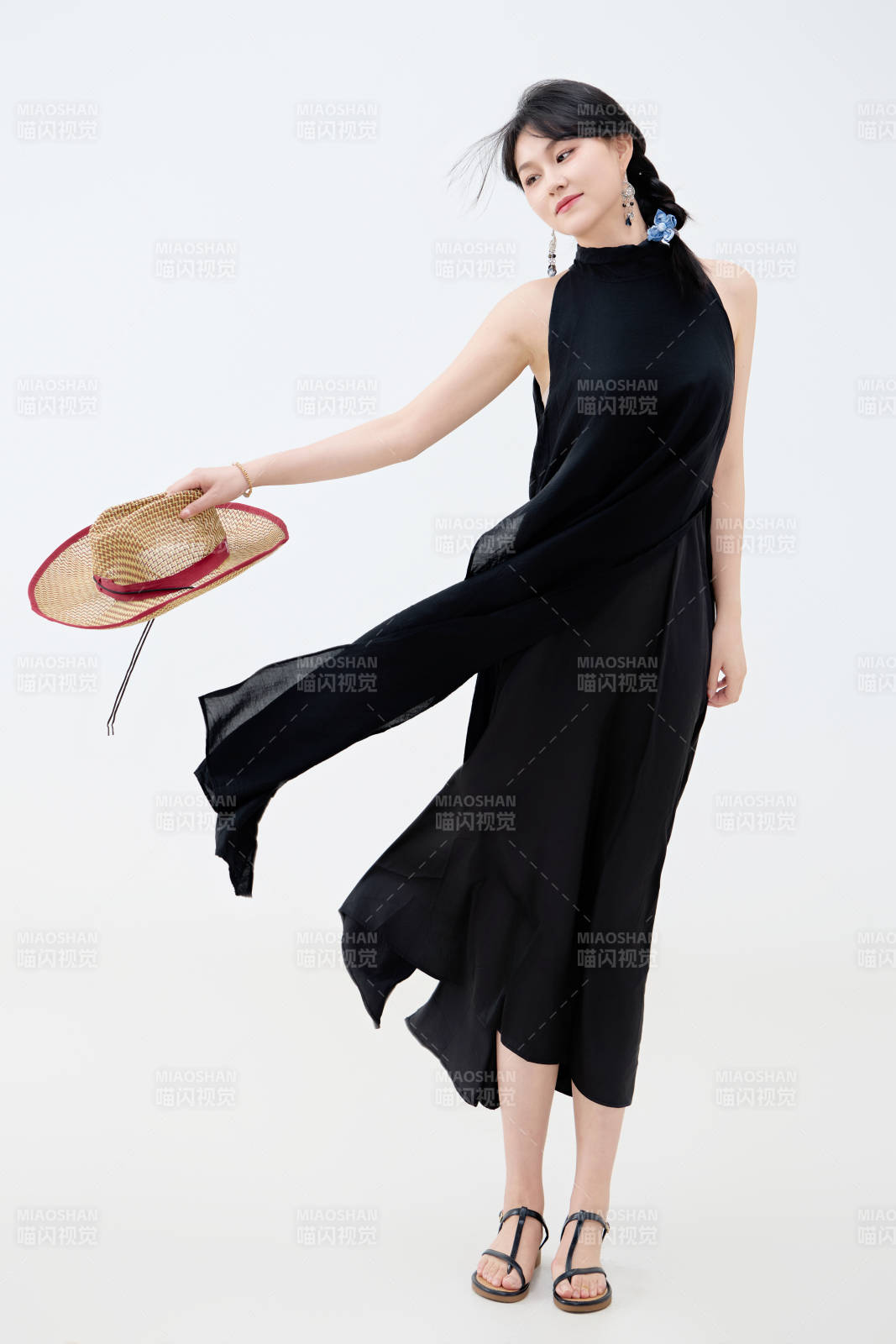 影棚拍摄穿着黑色连体裙的夏日出行美女