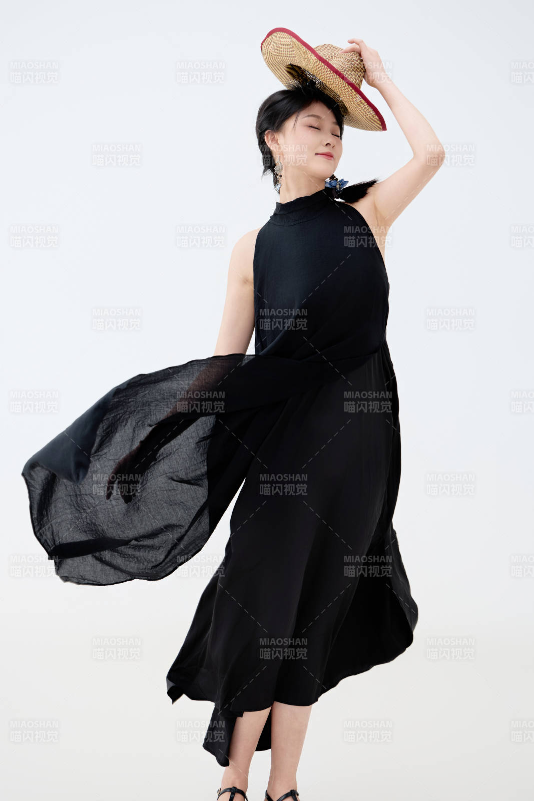 影棚拍摄穿着黑色连体裙的夏日出行美女