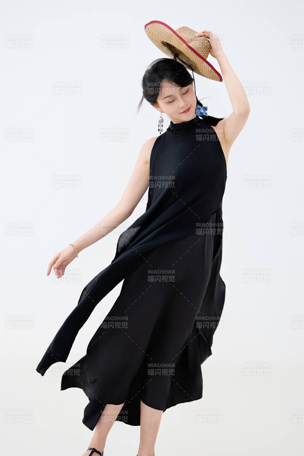 影棚拍摄穿着黑色连体裙的夏日出行美女