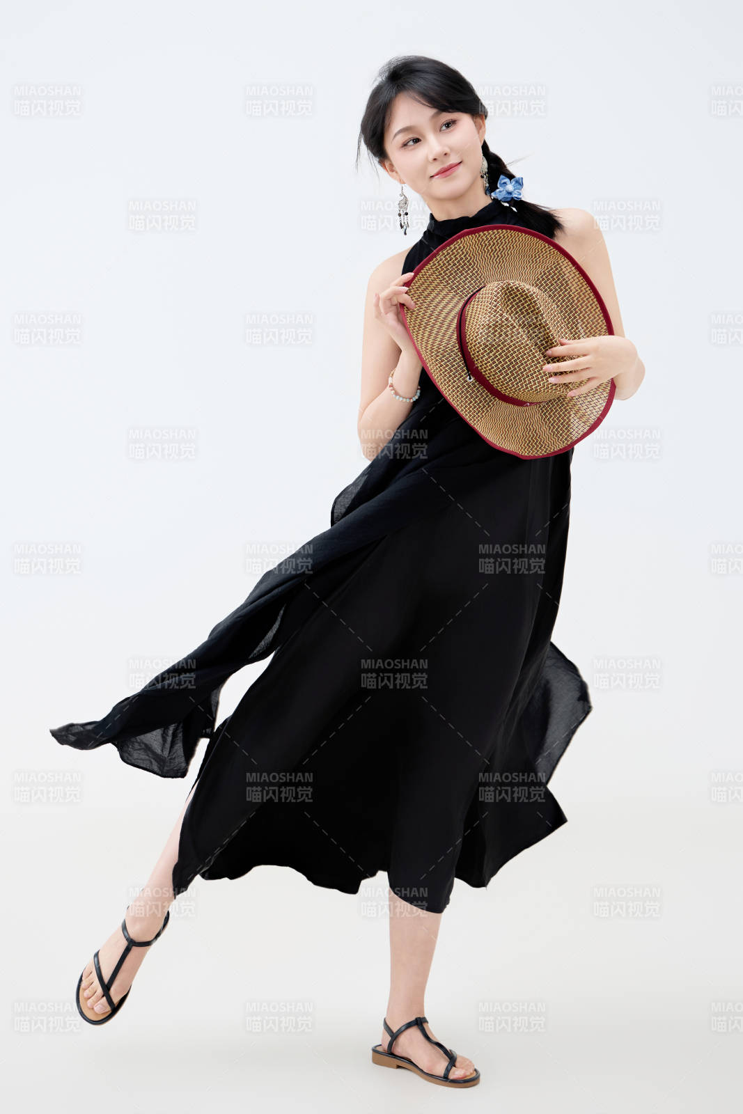 影棚拍摄穿着黑色连体裙的夏日出行美女