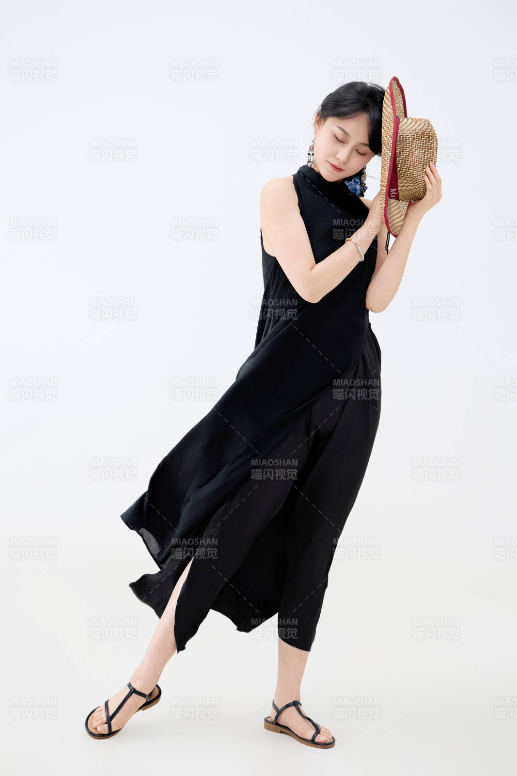 影棚拍摄穿着黑色连体裙的夏日出行美女