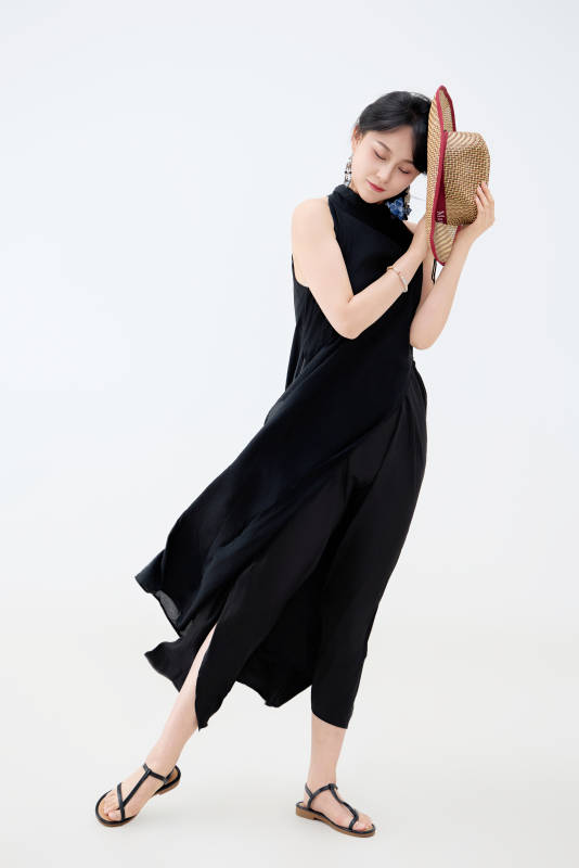 影棚拍摄穿着黑色连体裙的夏日出行美女