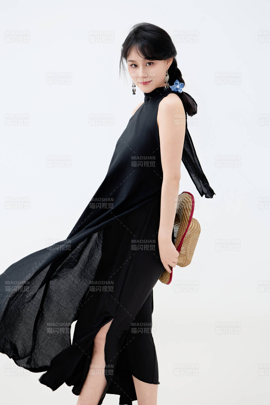 影棚拍摄穿着黑色连体裙的夏日出行美女