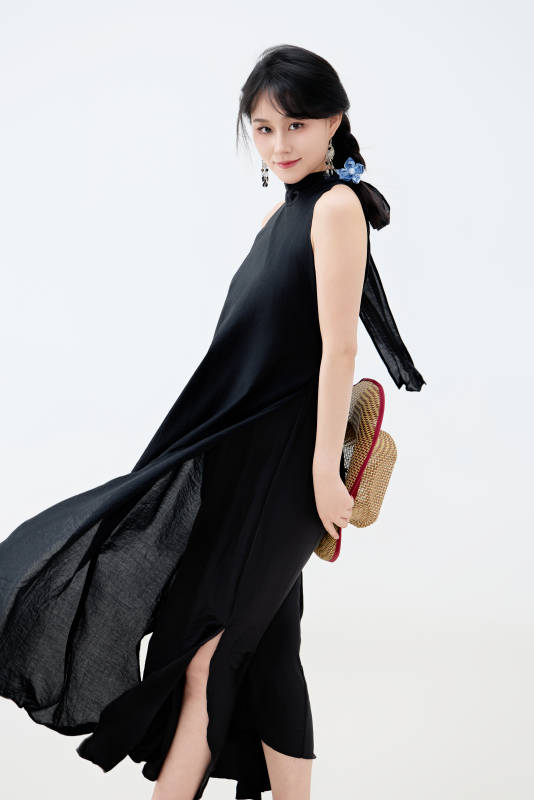 影棚拍摄穿着黑色连体裙的夏日出行美女