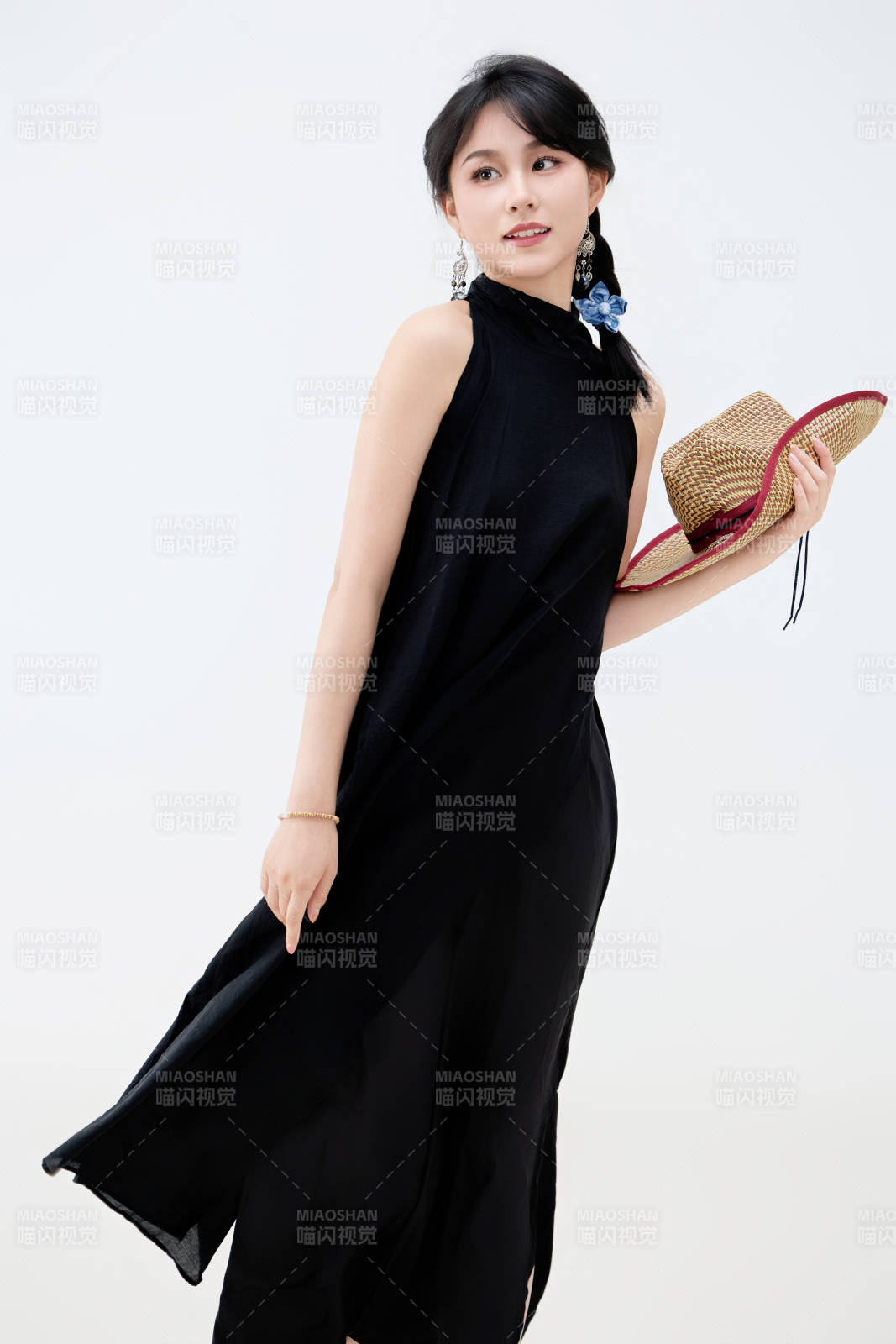 影棚拍摄穿着黑色连体裙的夏日出行美女