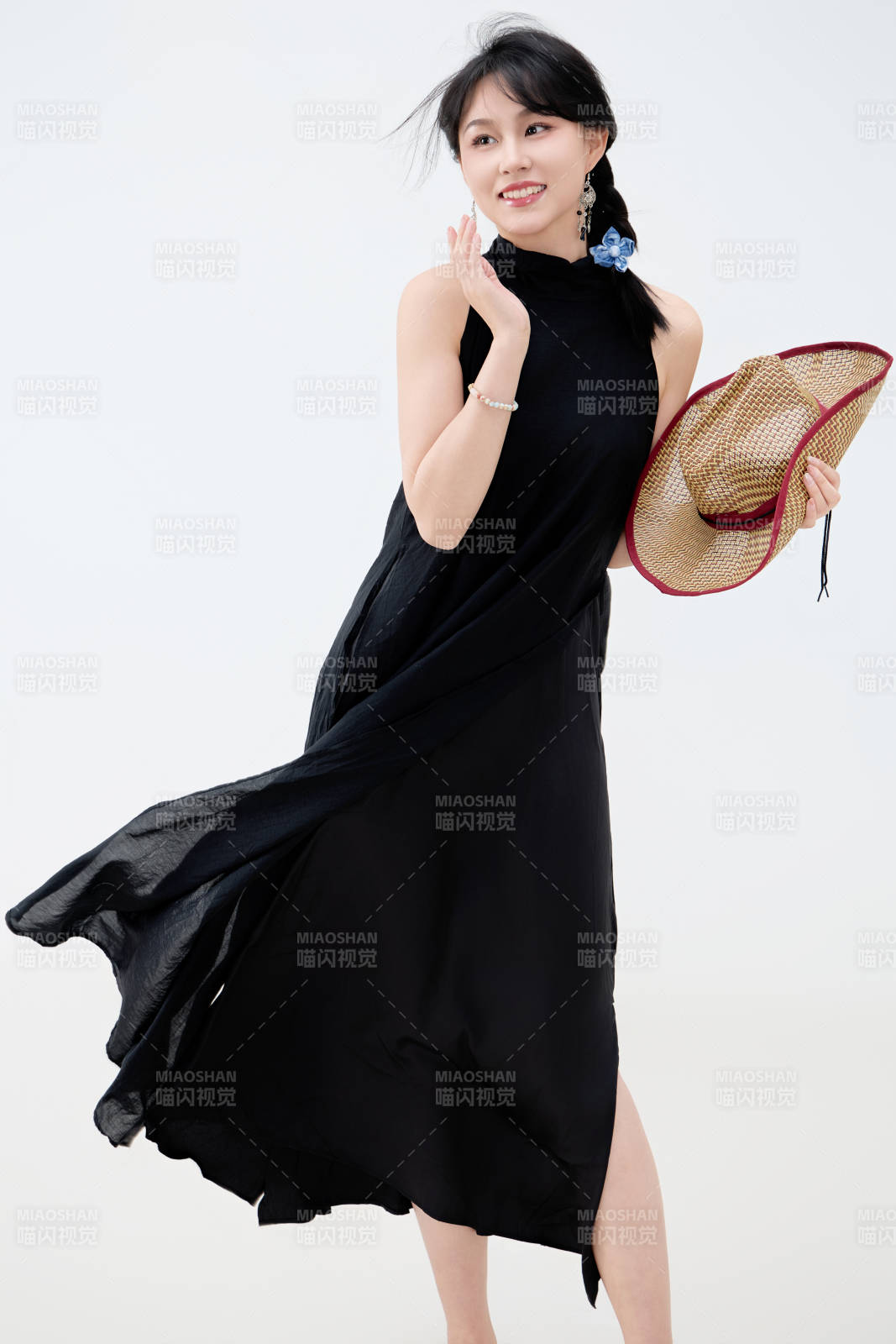 影棚拍摄穿着黑色连体裙的夏日出行美女