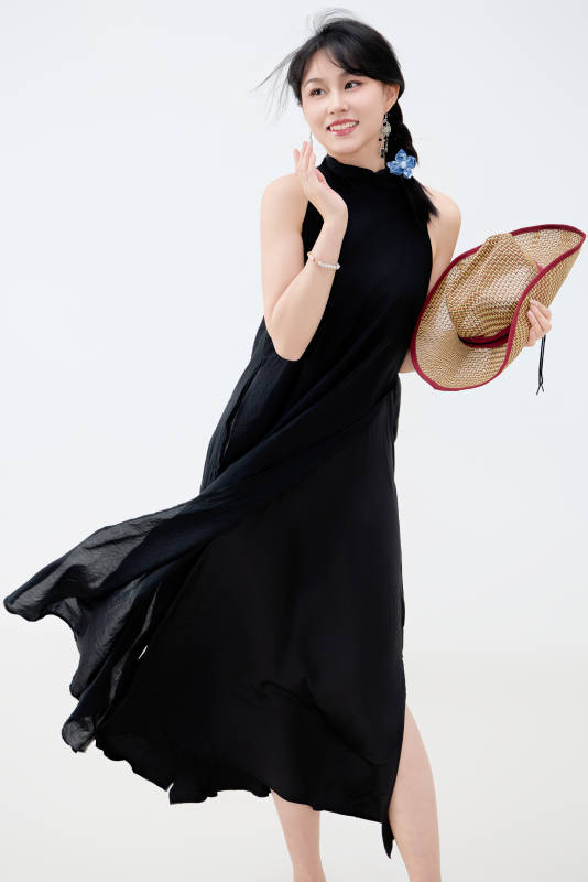 影棚拍摄穿着黑色连体裙的夏日出行美女