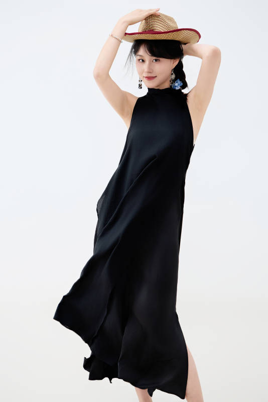 影棚拍摄穿着黑色连体裙的夏日出行美女