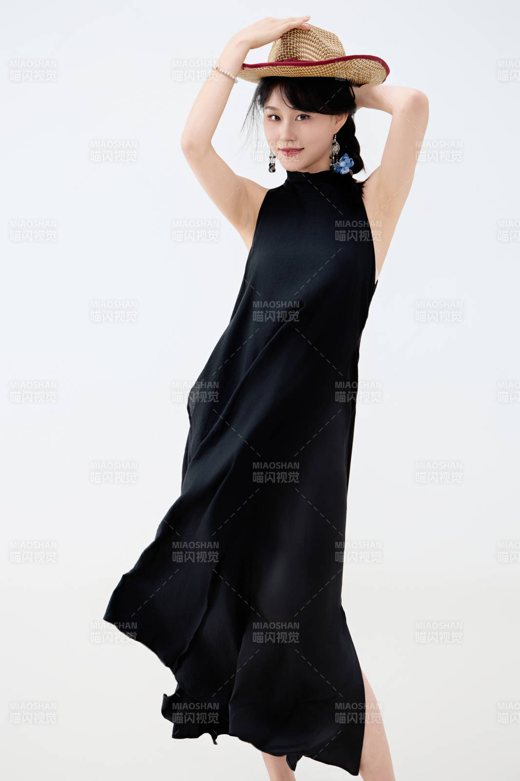 影棚拍摄穿着黑色连体裙的夏日出行美女