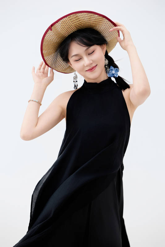 影棚拍摄穿着黑色连体裙的夏日出行美女