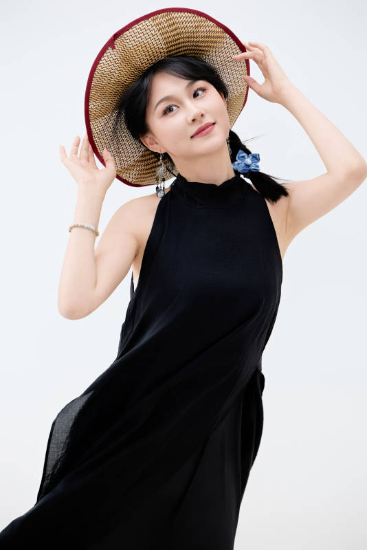 影棚拍摄穿着黑色连体裙的夏日出行美女