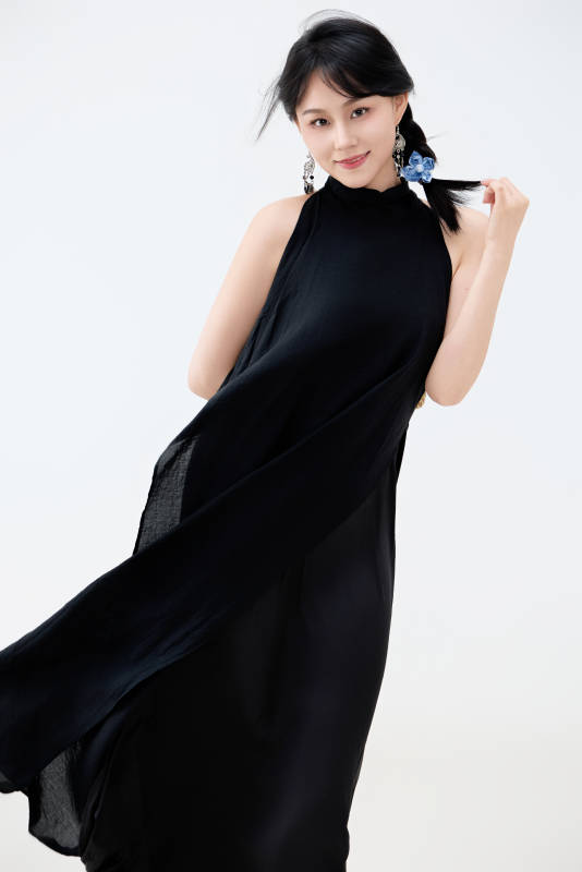 影棚拍摄穿着黑色连体裙的夏日出行美女