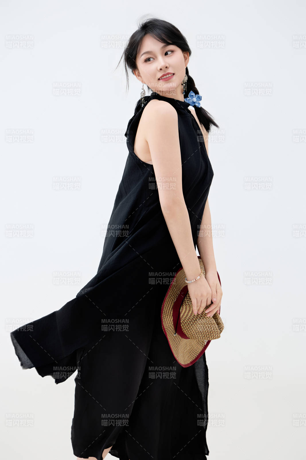 影棚拍摄穿着黑色连体裙的夏日出行美女