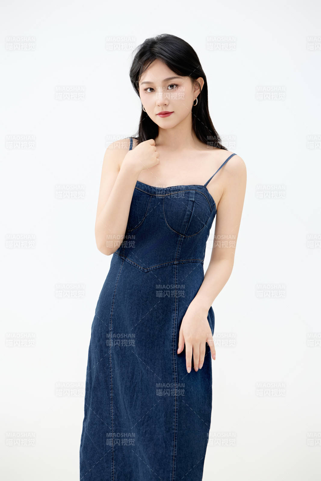 影棚拍摄穿着牛仔连体裙的夏日出行美女