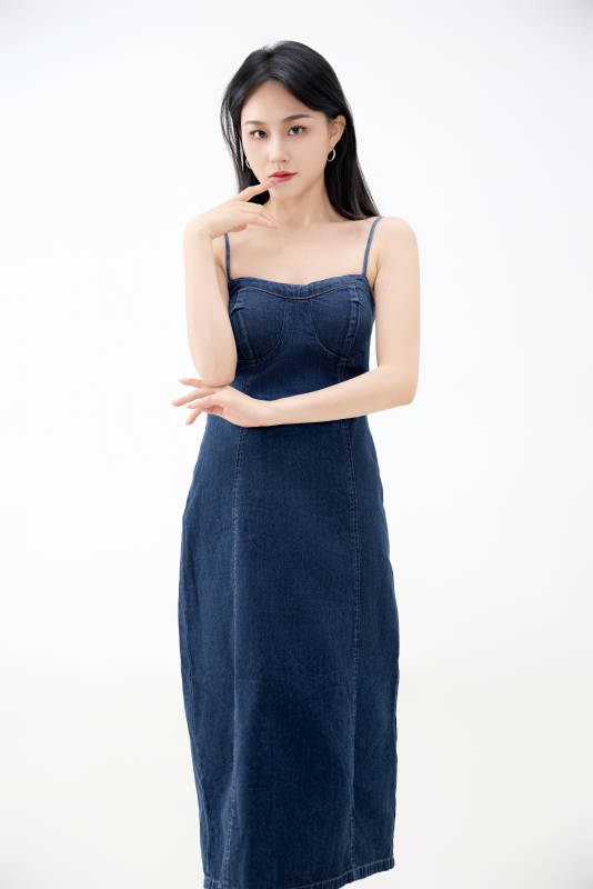 影棚拍摄穿着牛仔连体裙的夏日出行美女