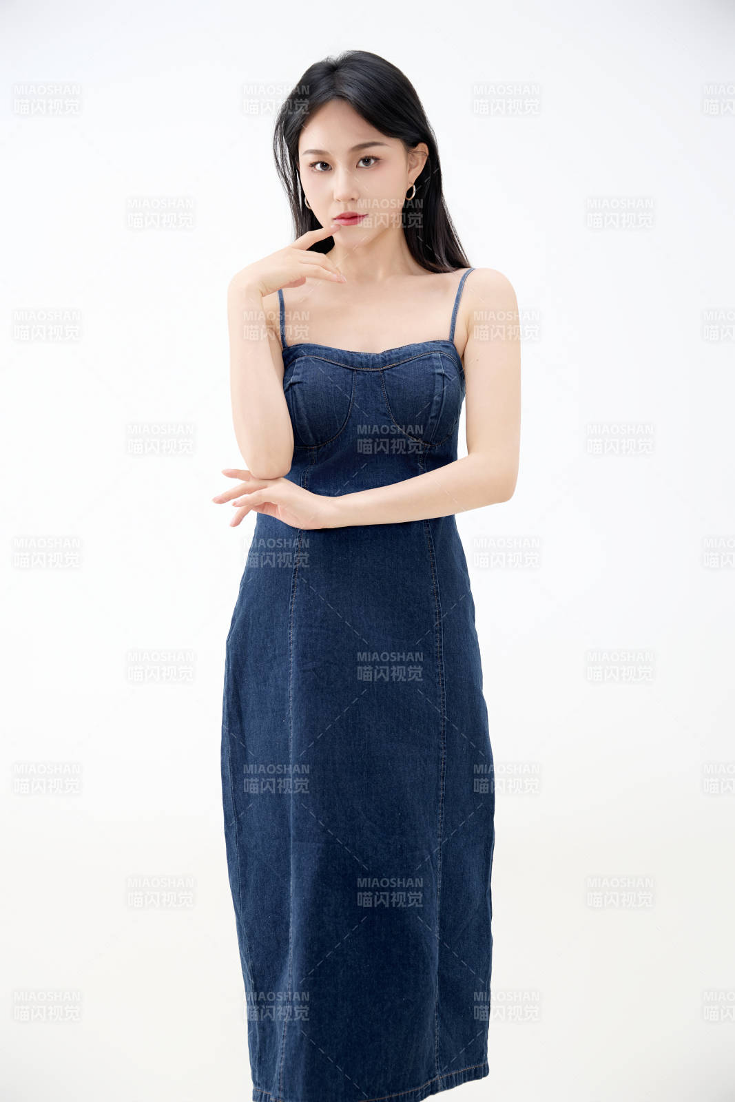 影棚拍摄穿着牛仔连体裙的夏日出行美女