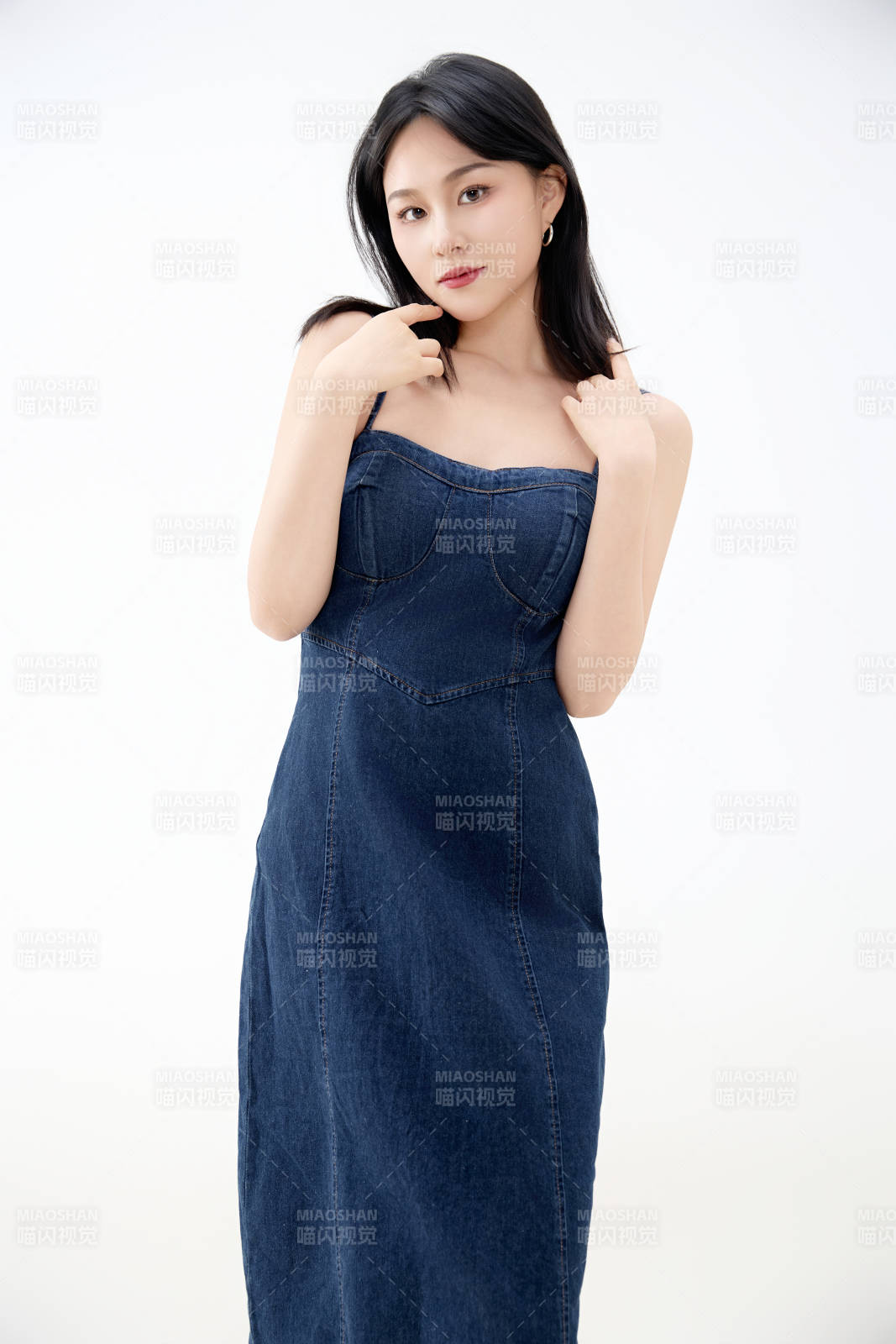 影棚拍摄穿着牛仔连体裙的夏日出行美女