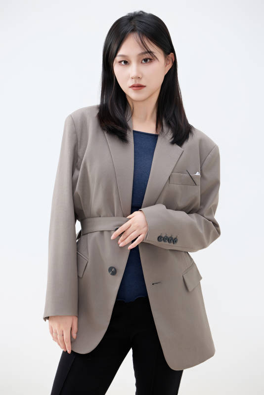 白色背景下穿着西装的职业女性形象