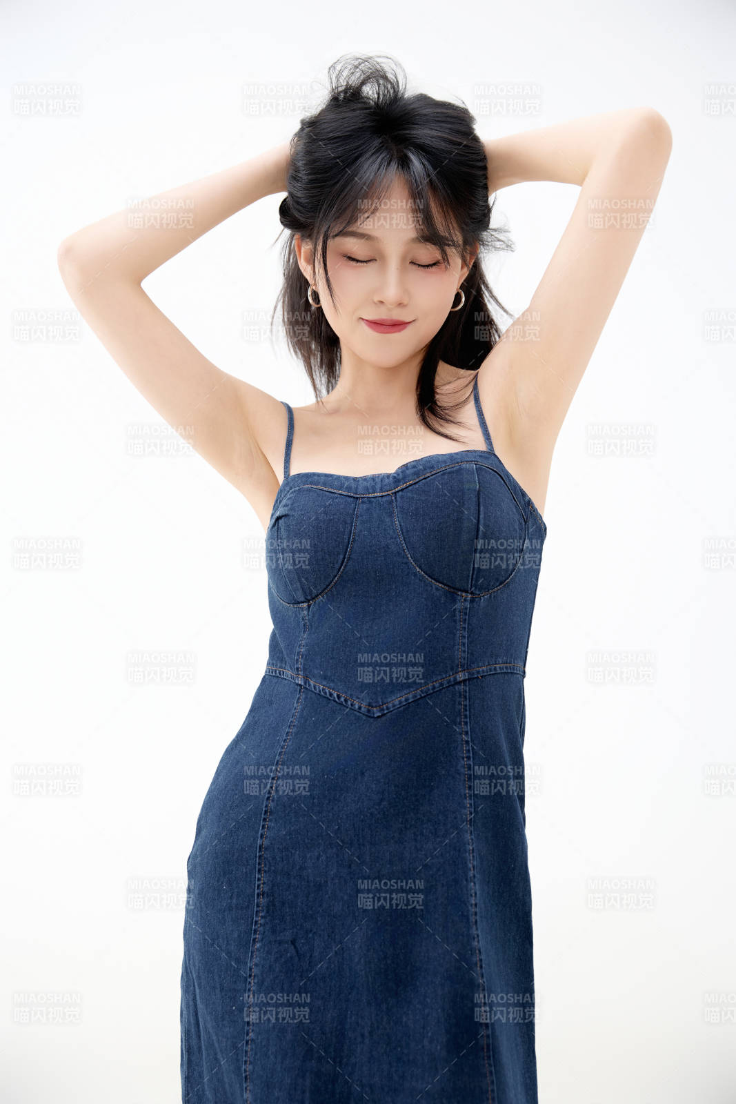 影棚拍摄穿着牛仔连体裙的夏日出行美女