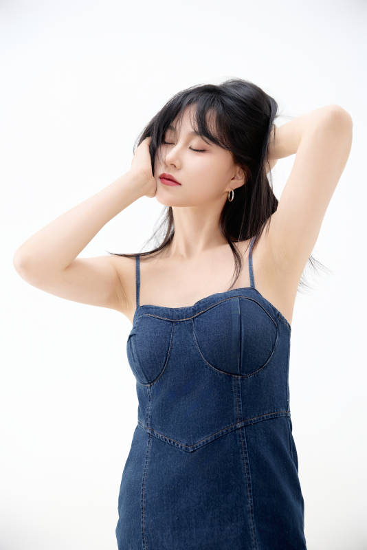 影棚拍摄穿着牛仔连体裙的夏日出行美女