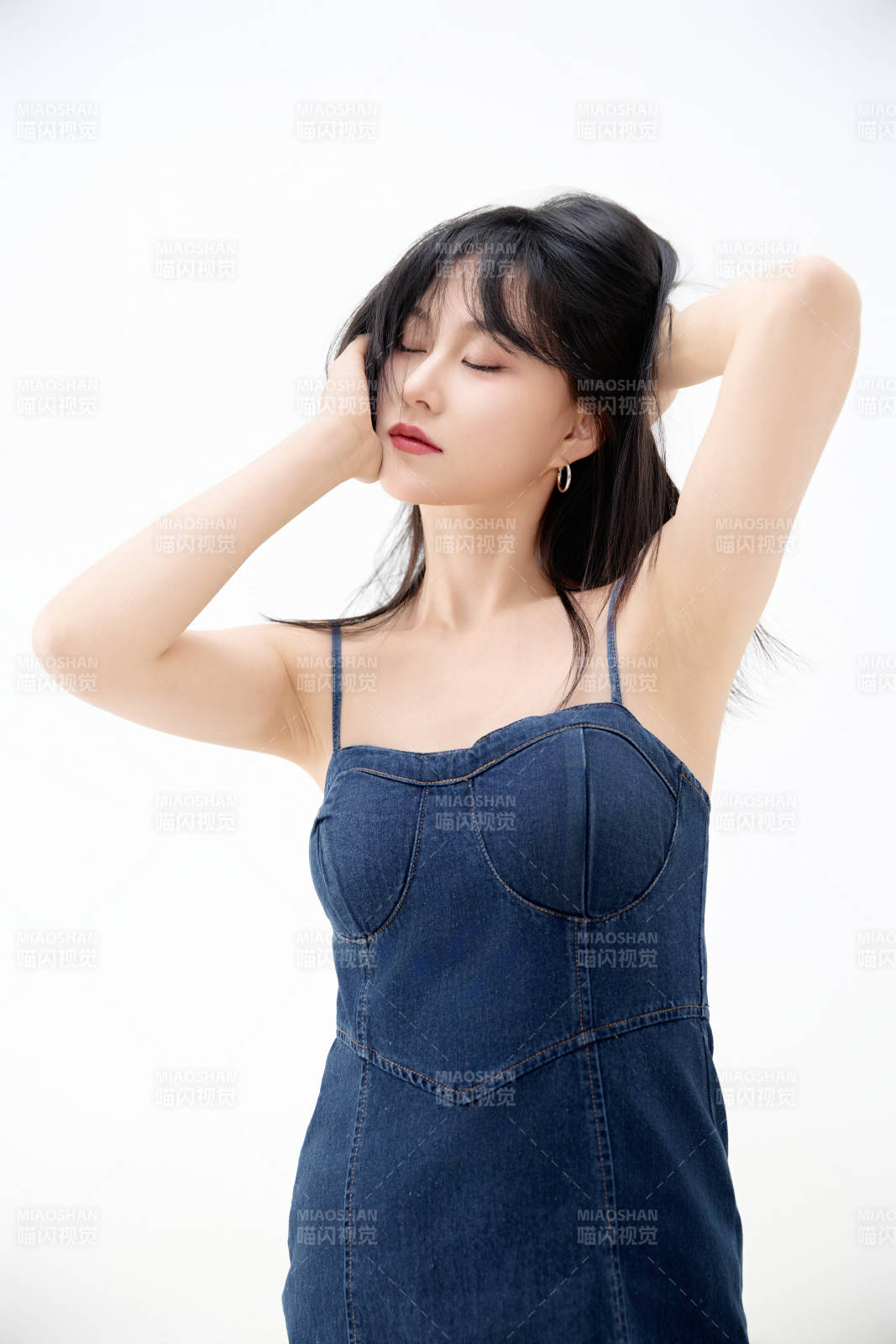 影棚拍摄穿着牛仔连体裙的夏日出行美女