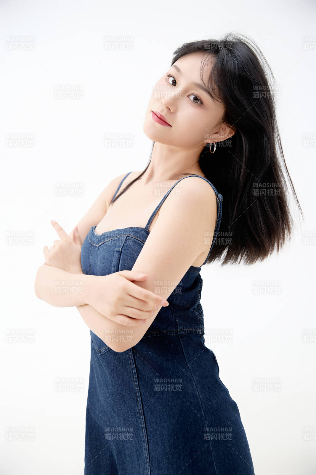 影棚拍摄穿着牛仔连体裙的夏日出行美女