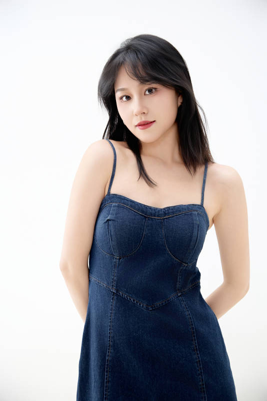 影棚拍摄穿着牛仔连体裙的夏日出行美女