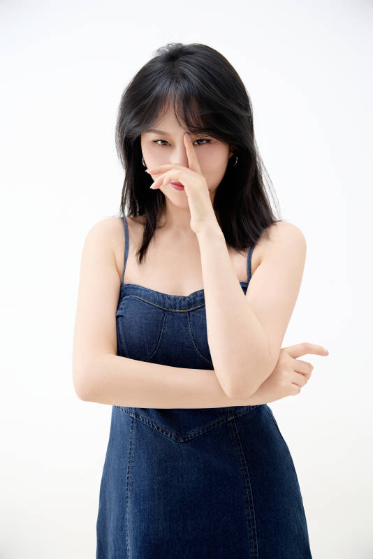 影棚拍摄穿着牛仔连体裙的夏日出行美女