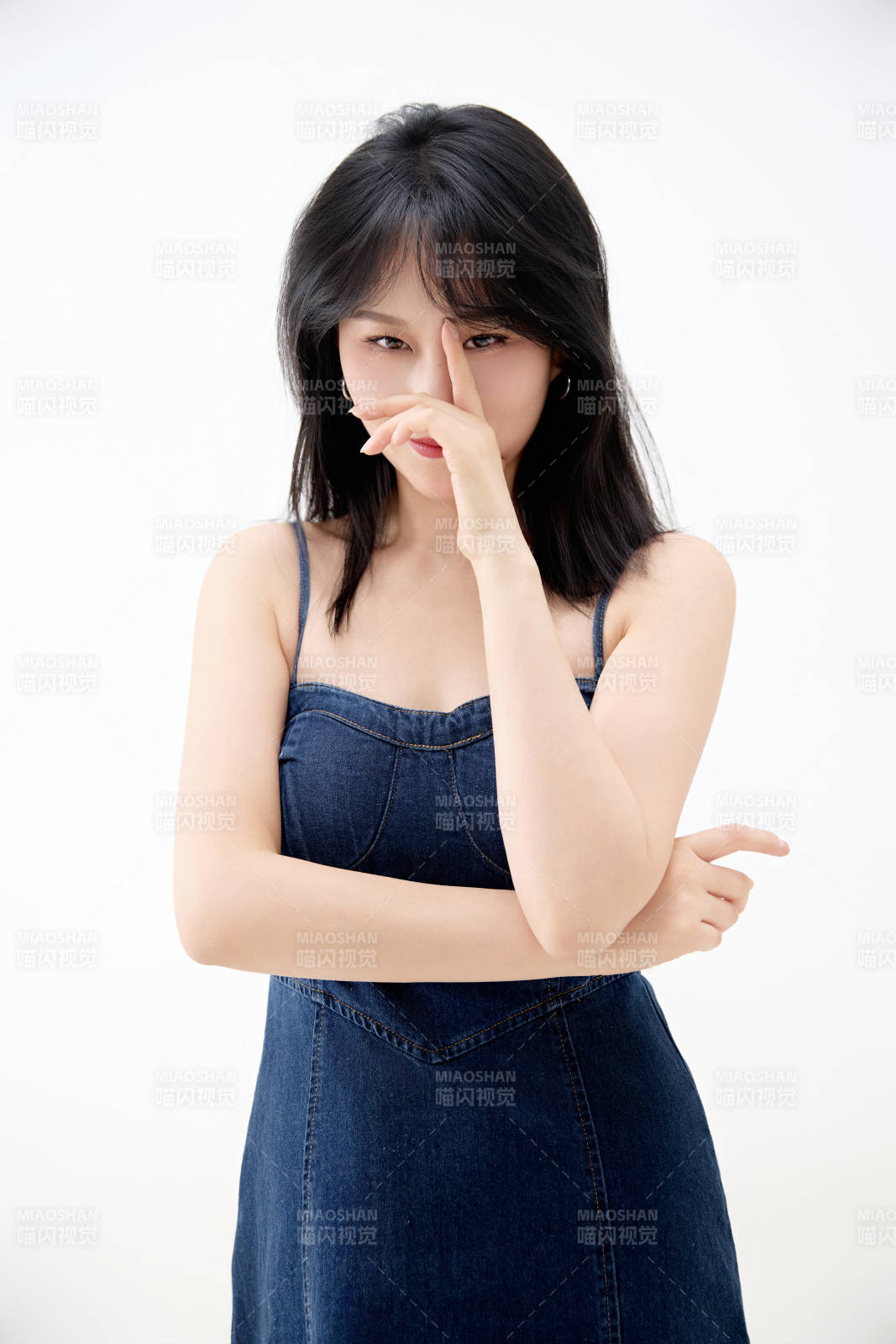 影棚拍攝穿著牛仔連體裙的夏日出行美女