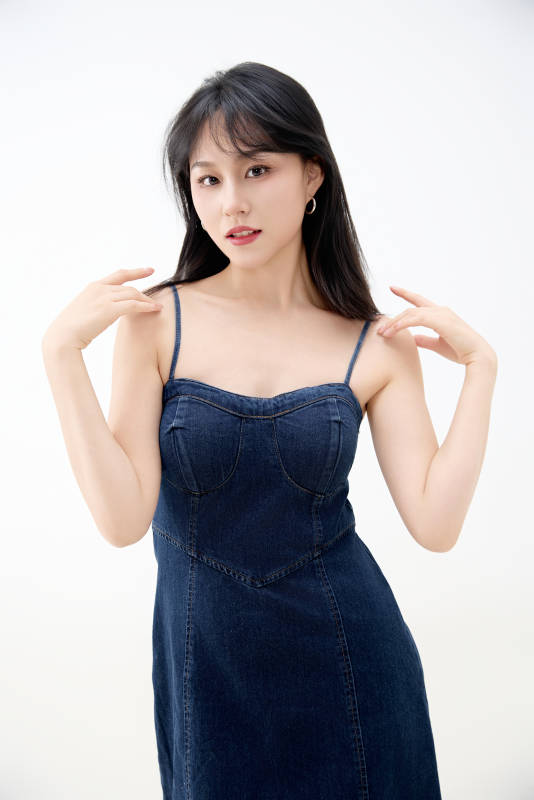 影棚拍摄穿着牛仔连体裙的夏日出行美女