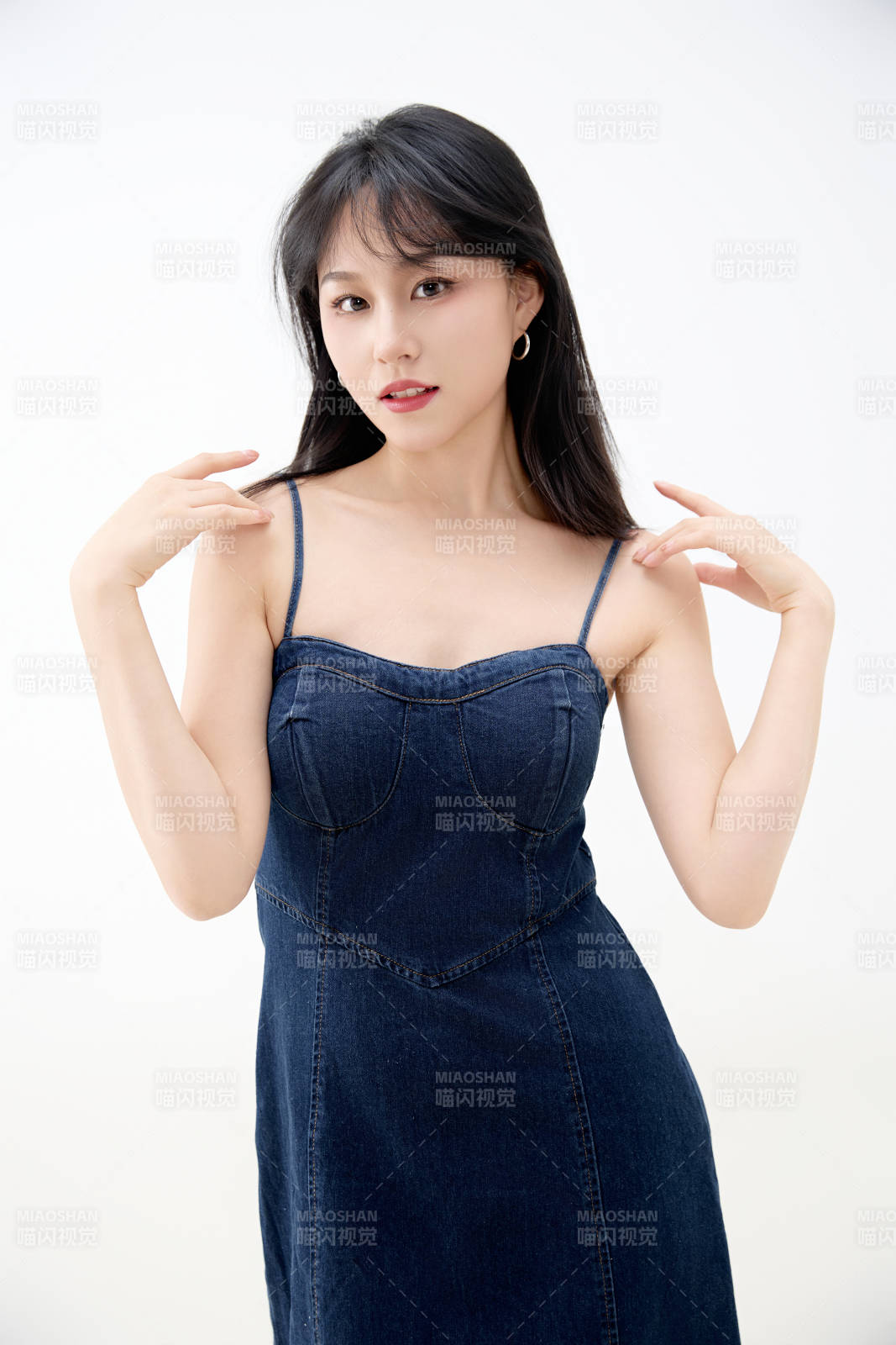 影棚拍摄穿着牛仔连体裙的夏日出行美女