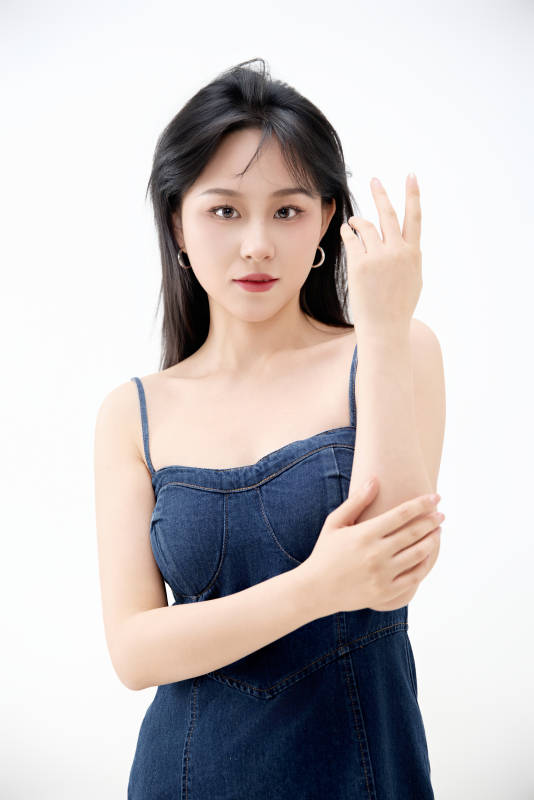 影棚拍摄穿着牛仔连体裙的夏日出行美女