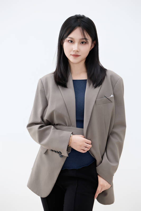 白色背景下穿着西装的职业女性形象