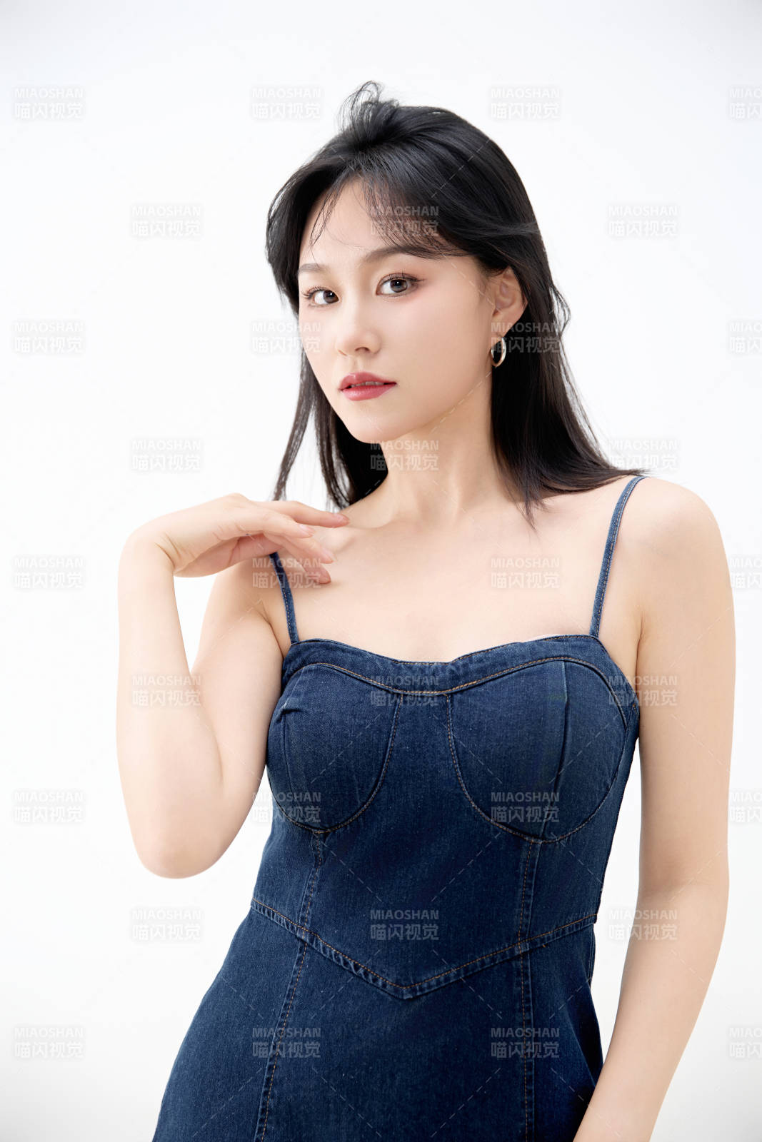 影棚拍摄穿着牛仔连体裙的夏日出行美女