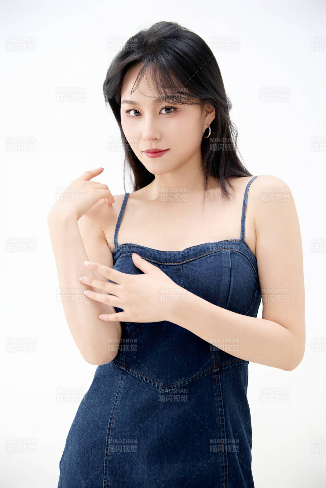 影棚拍摄穿着牛仔连体裙的夏日出行美女