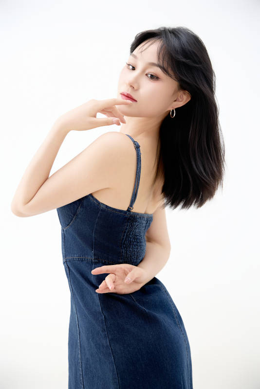 影棚拍摄穿着牛仔连体裙的夏日出行美女