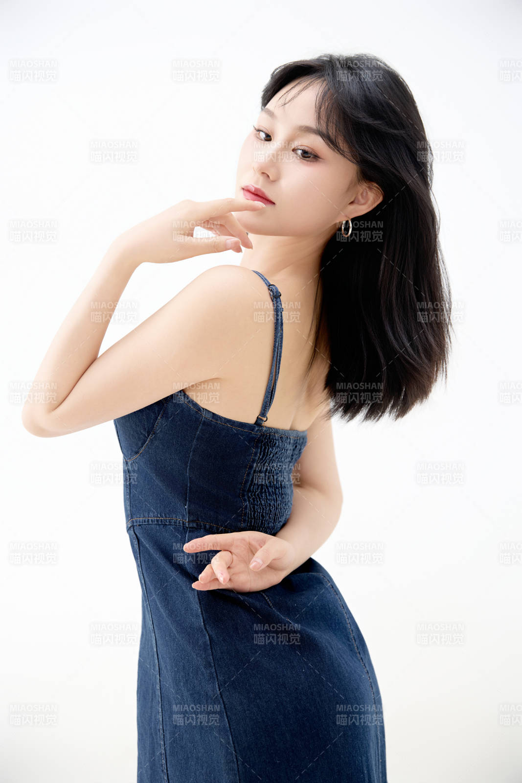 影棚拍摄穿着牛仔连体裙的夏日出行美女